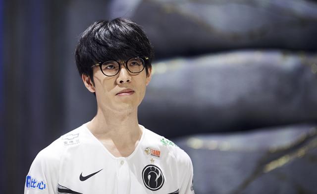 黎明使者 薇恩、黎明使者 雷克顿、黑夜使者 嘉文四世、黑夜使者 内瑟斯；其中全新皮肤【黎明使者 薇恩】，将作为LPL十周年限定皮肤